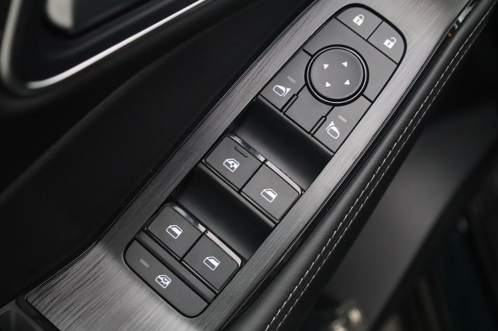 Nissan Rogue Vehicle Full-screen Gallery Image 10