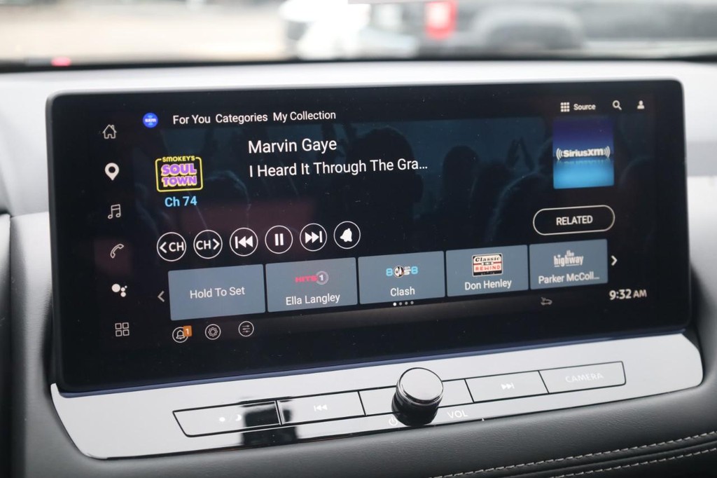Nissan Rogue Vehicle Full-screen Gallery Image 14