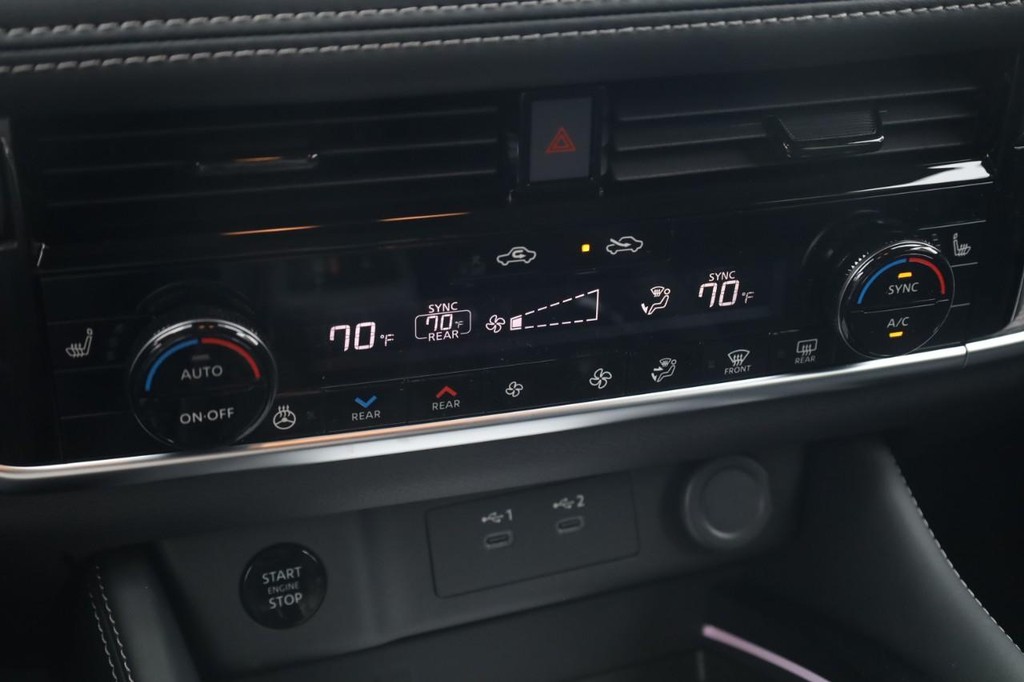 Nissan Rogue Vehicle Full-screen Gallery Image 16