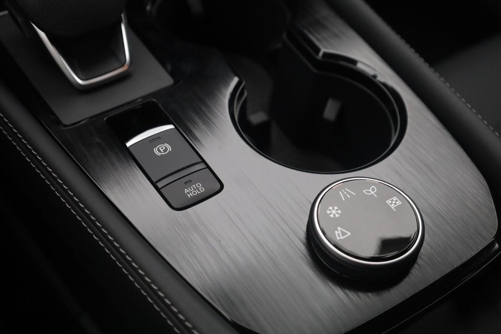 Nissan Rogue Vehicle Full-screen Gallery Image 18