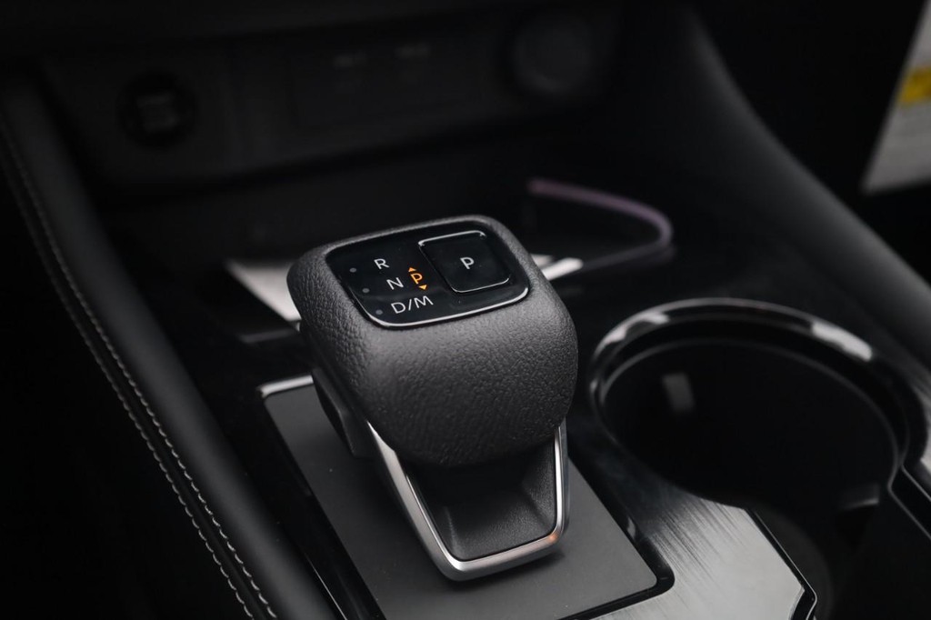 Nissan Rogue Vehicle Full-screen Gallery Image 19
