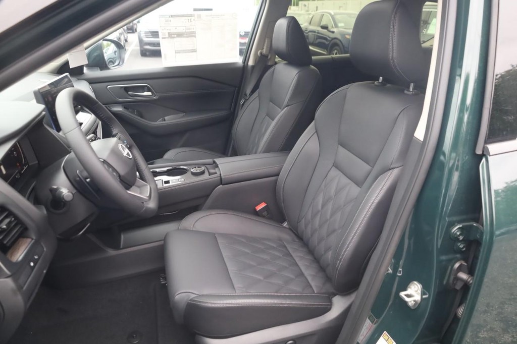 Nissan Rogue Vehicle Full-screen Gallery Image 20
