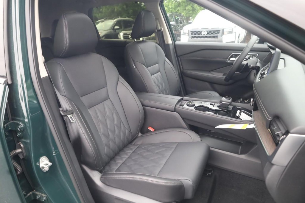 Nissan Rogue Vehicle Full-screen Gallery Image 21