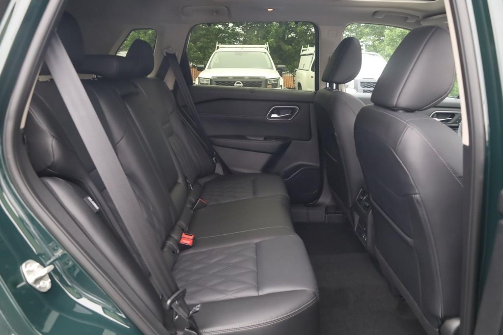 Nissan Rogue Vehicle Full-screen Gallery Image 22
