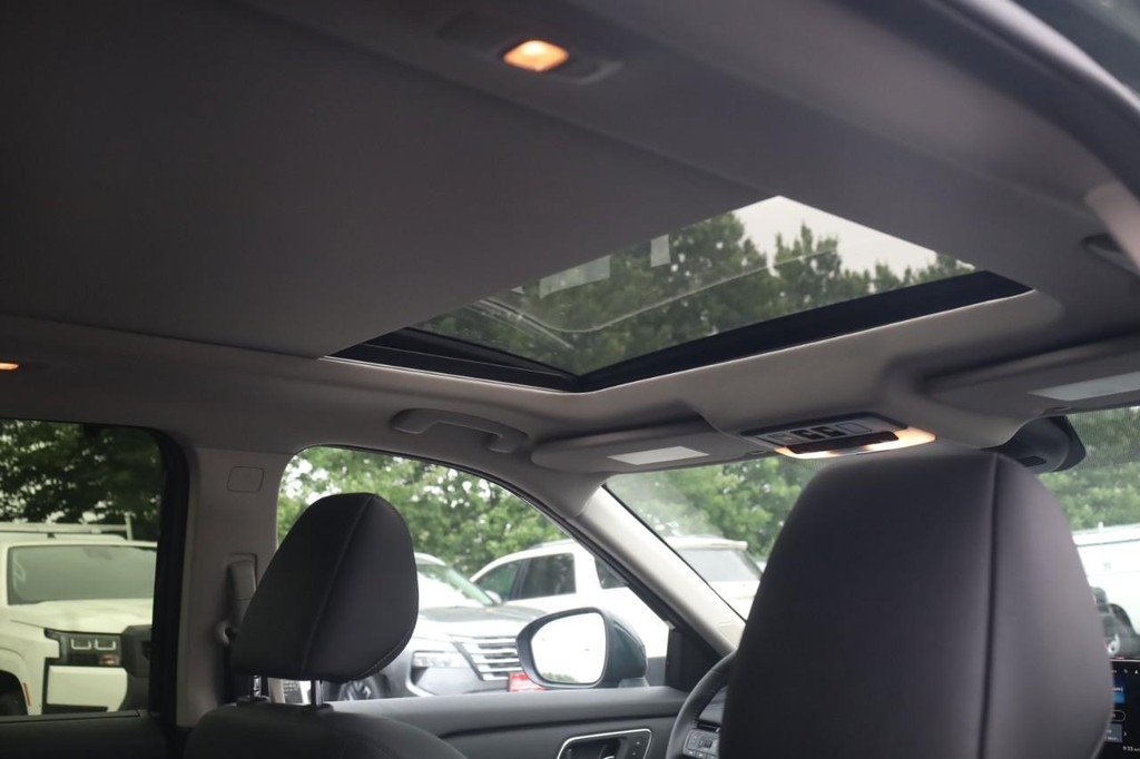 Nissan Rogue Vehicle Full-screen Gallery Image 23