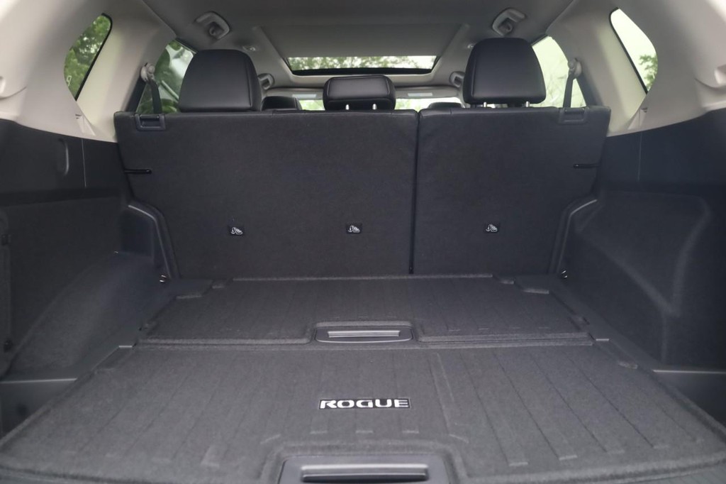 Nissan Rogue Vehicle Full-screen Gallery Image 24