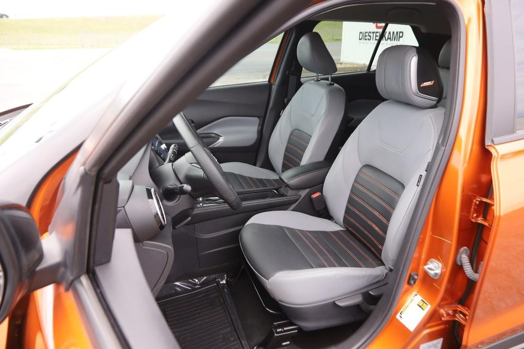 Nissan Kicks Vehicle Image 08