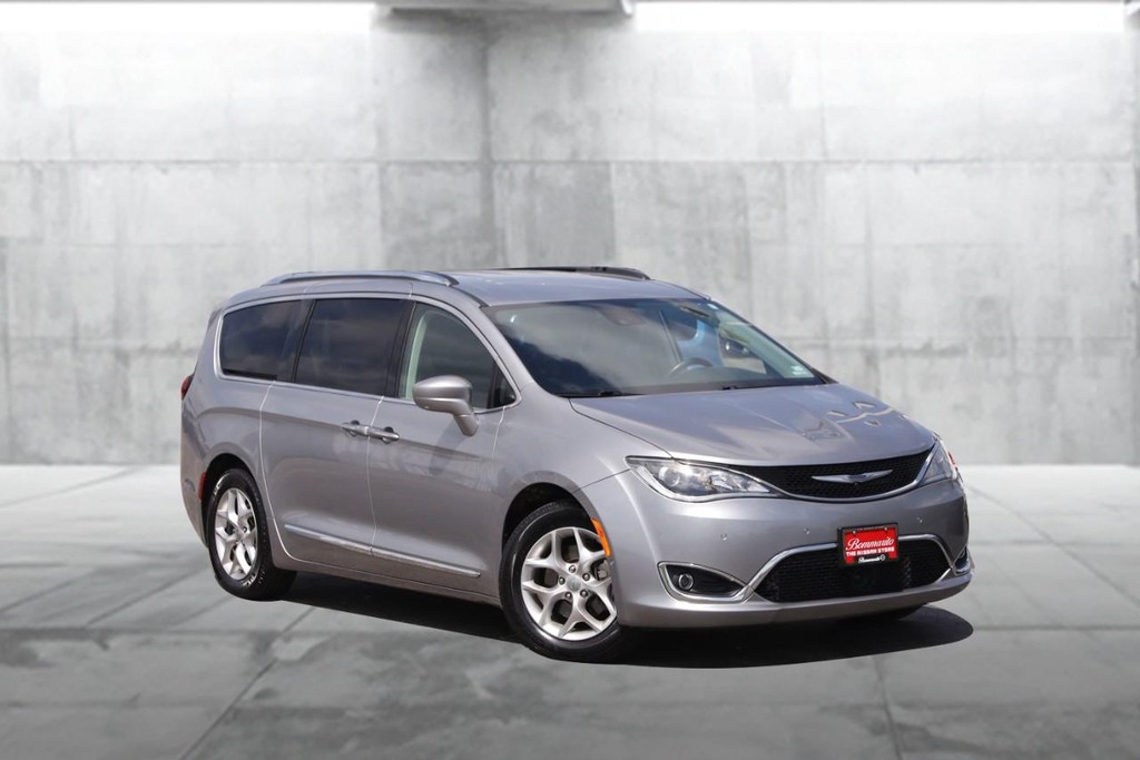 Chrysler Pacifica Vehicle Image 02
