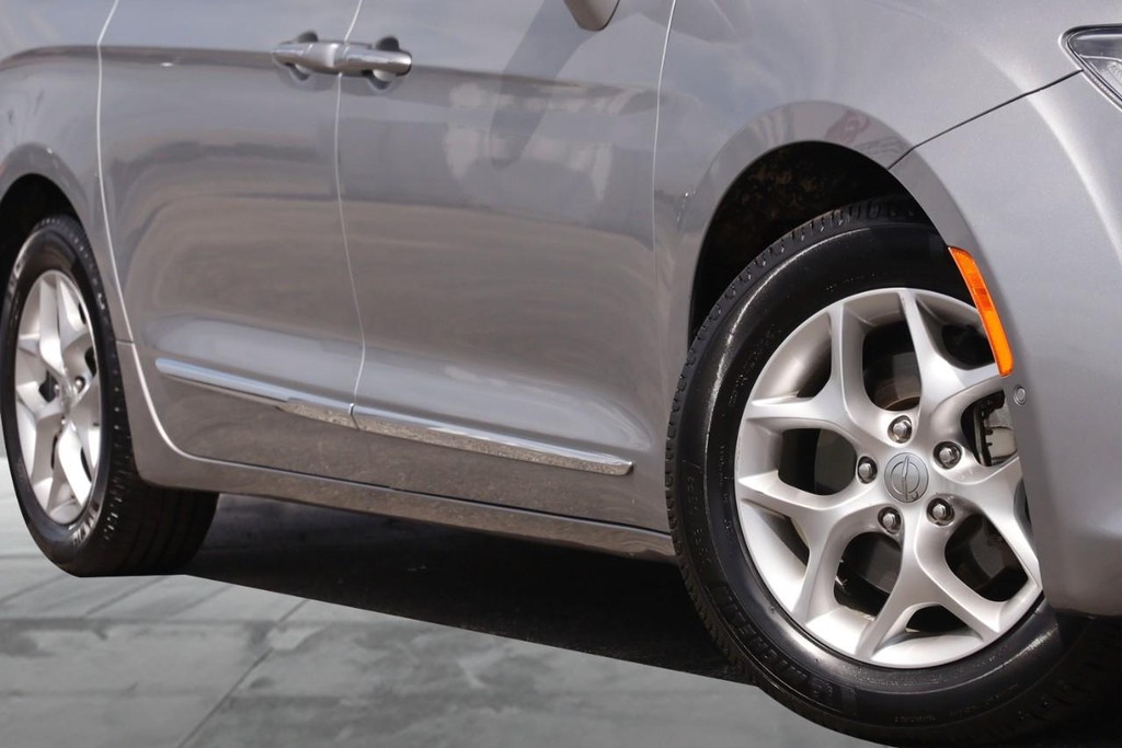 Chrysler Pacifica Vehicle Image 03