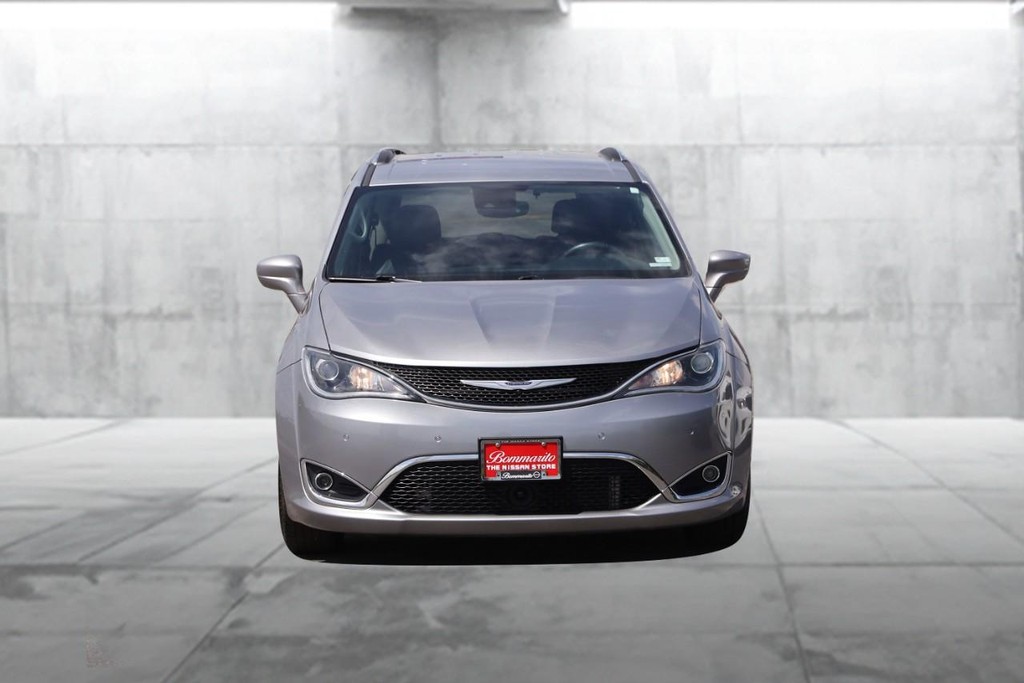 Chrysler Pacifica Vehicle Image 04