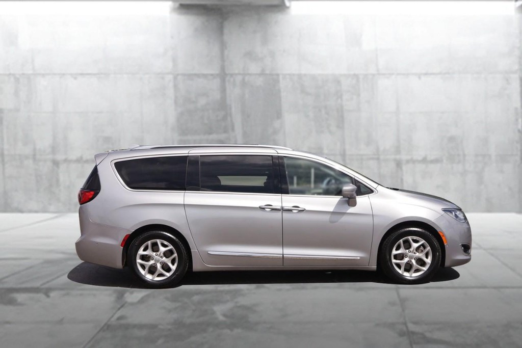 Chrysler Pacifica Vehicle Image 05