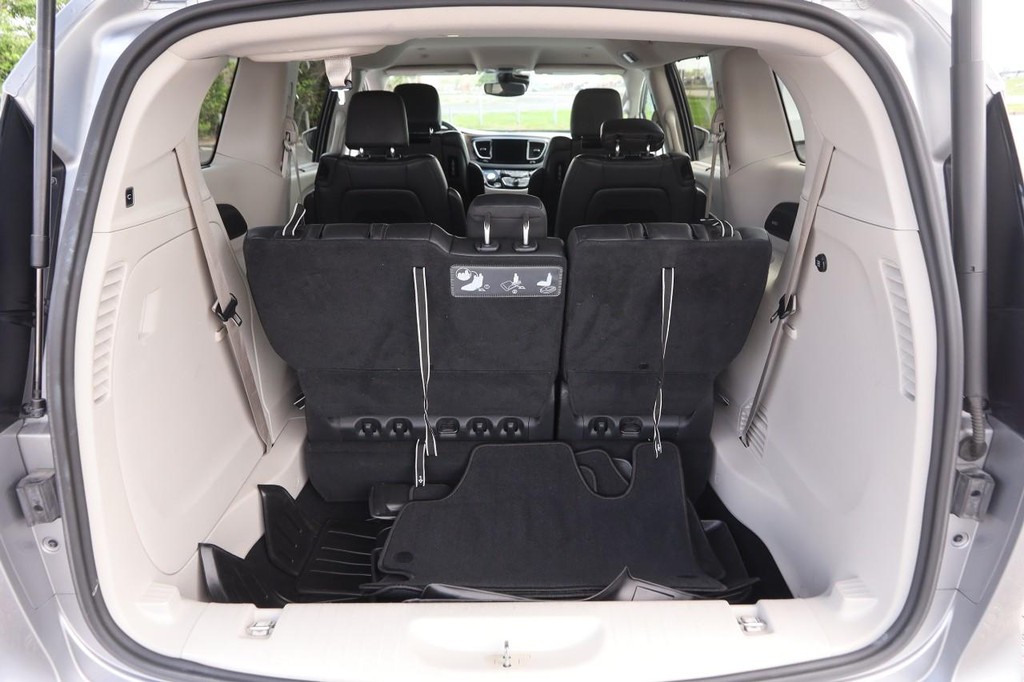 Chrysler Pacifica Vehicle Image 07