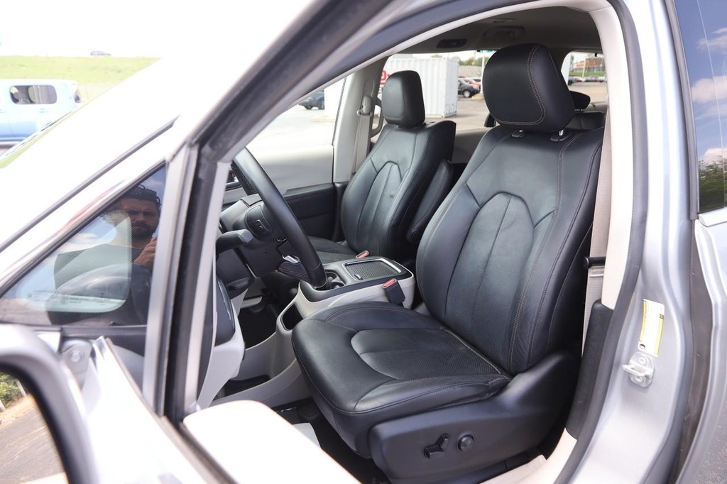 Chrysler Pacifica Vehicle Image 09