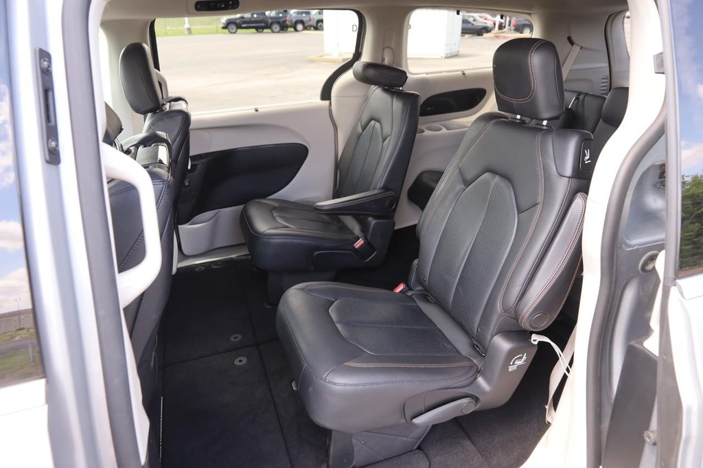 Chrysler Pacifica Vehicle Image 10