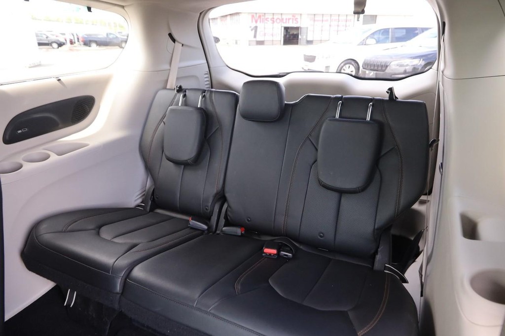 Chrysler Pacifica Vehicle Image 11