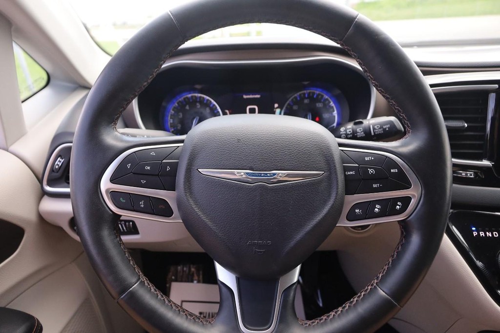 Chrysler Pacifica Vehicle Image 12