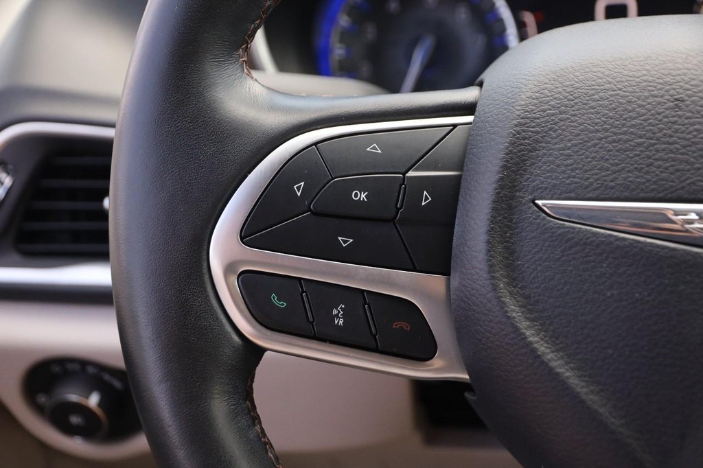 Chrysler Pacifica Vehicle Image 13