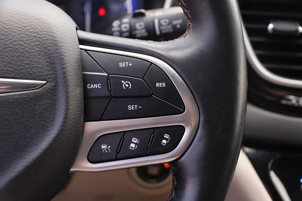Chrysler Pacifica Vehicle Image 14