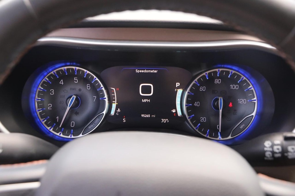 Chrysler Pacifica Vehicle Image 15