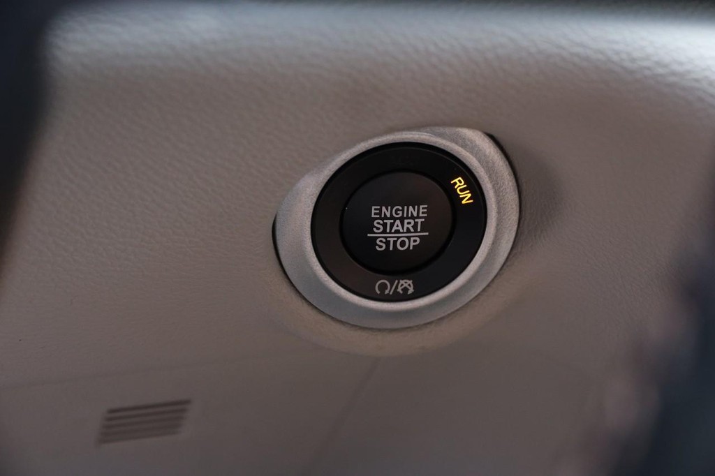 Chrysler Pacifica Vehicle Image 16