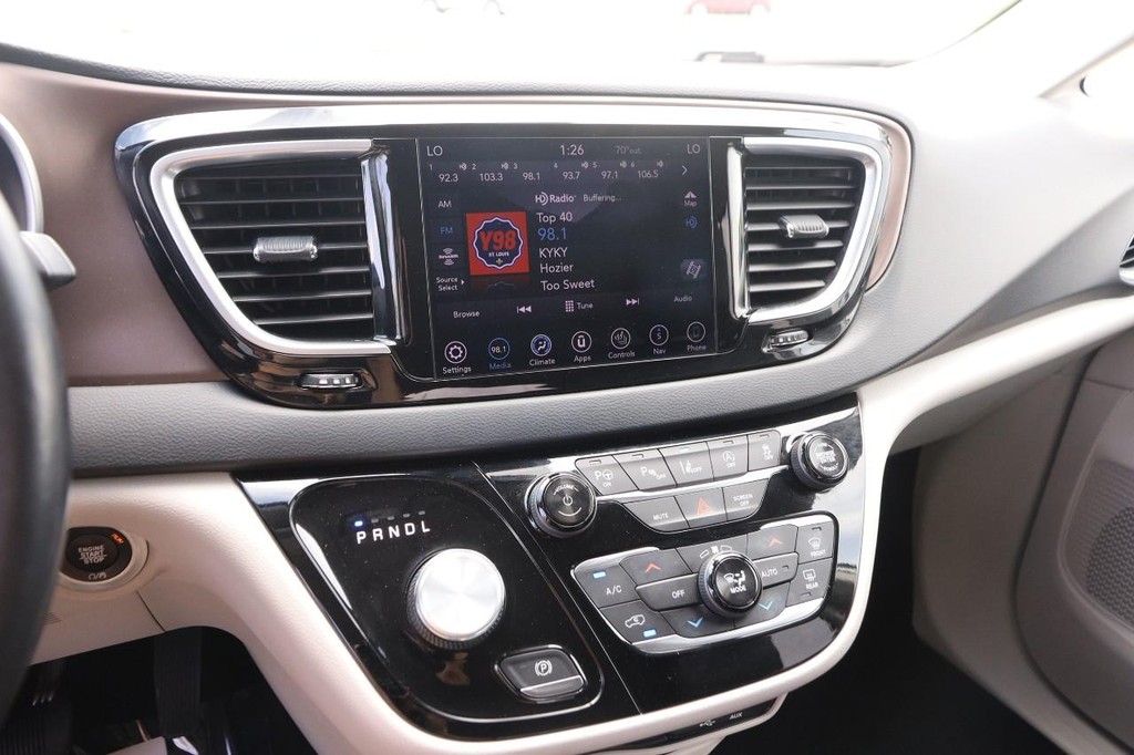 Chrysler Pacifica Vehicle Image 17