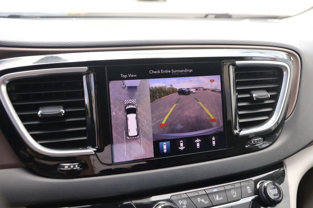 Chrysler Pacifica Vehicle Image 19