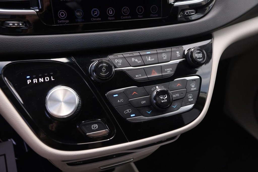 Chrysler Pacifica Vehicle Image 20