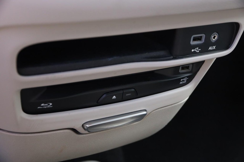 Chrysler Pacifica Vehicle Image 21
