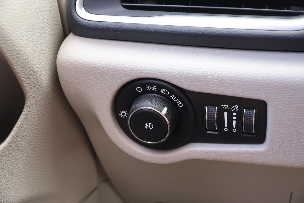Chrysler Pacifica Vehicle Image 22