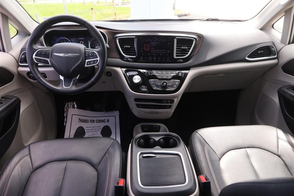 Chrysler Pacifica Vehicle Image 23