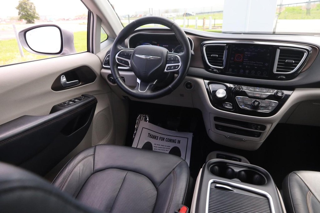 Chrysler Pacifica Vehicle Image 24