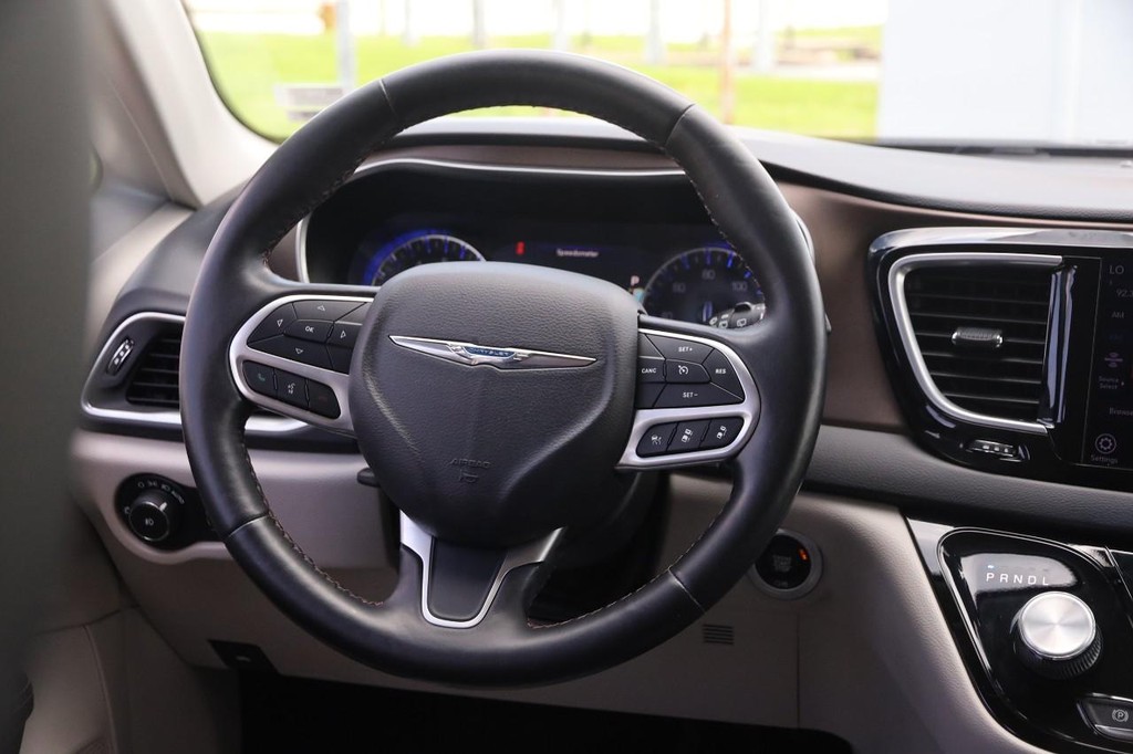 Chrysler Pacifica Vehicle Image 25