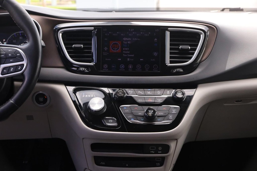 Chrysler Pacifica Vehicle Image 26