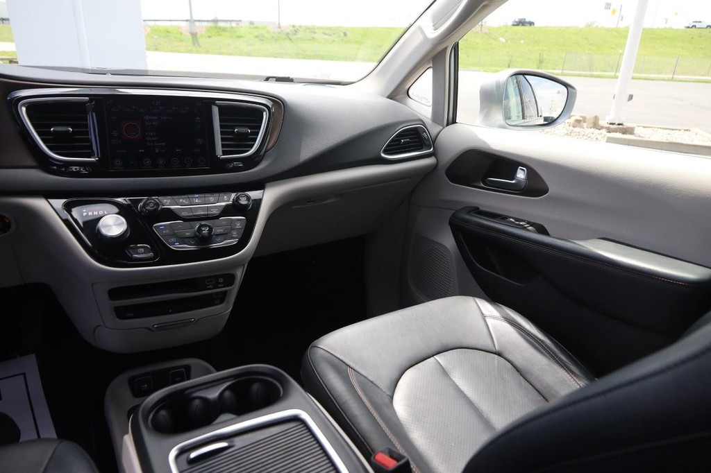 Chrysler Pacifica Vehicle Image 27