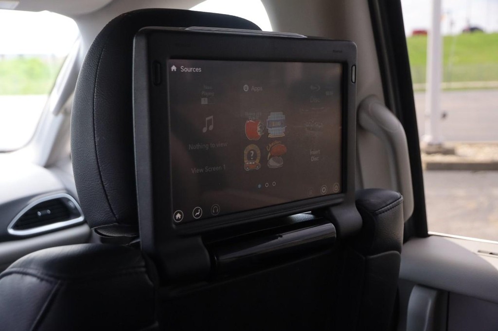 Chrysler Pacifica Vehicle Image 28