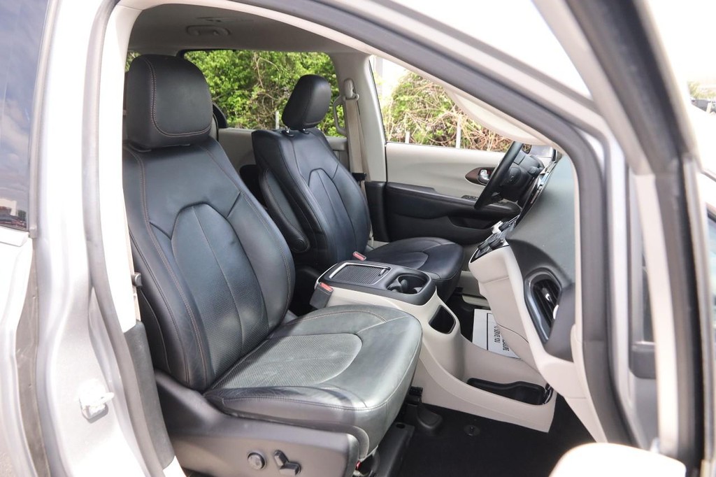 Chrysler Pacifica Vehicle Image 29