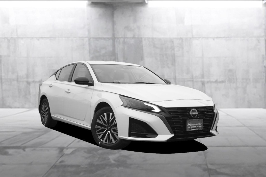 Nissan Altima Vehicle Full-screen Gallery Image 2
