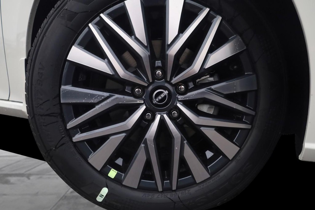 Nissan Altima Vehicle Full-screen Gallery Image 3