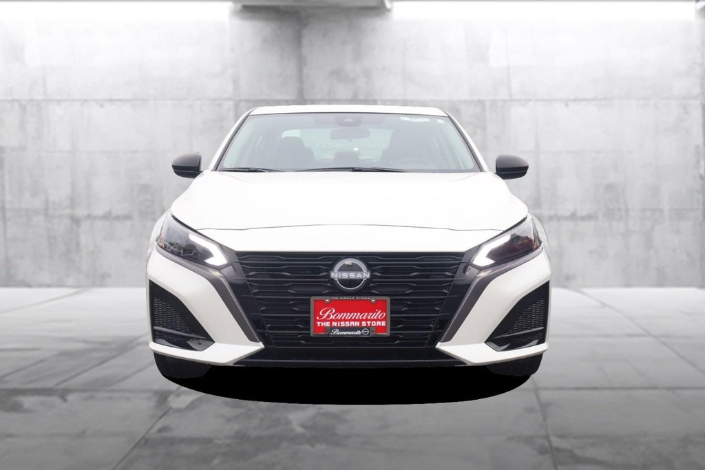 Nissan Altima Vehicle Full-screen Gallery Image 4