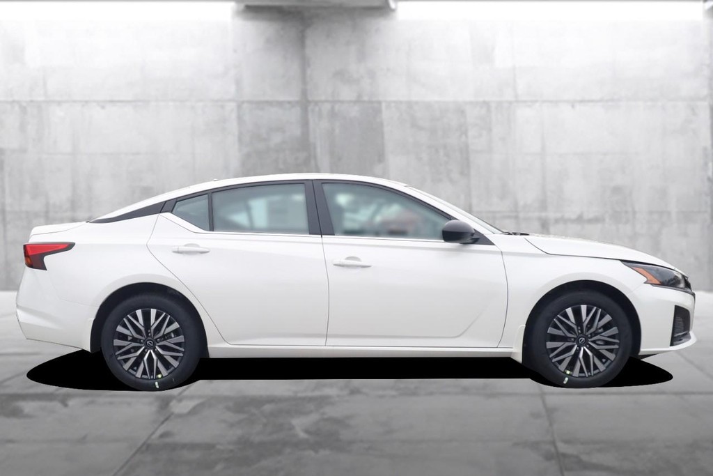 Nissan Altima Vehicle Full-screen Gallery Image 5