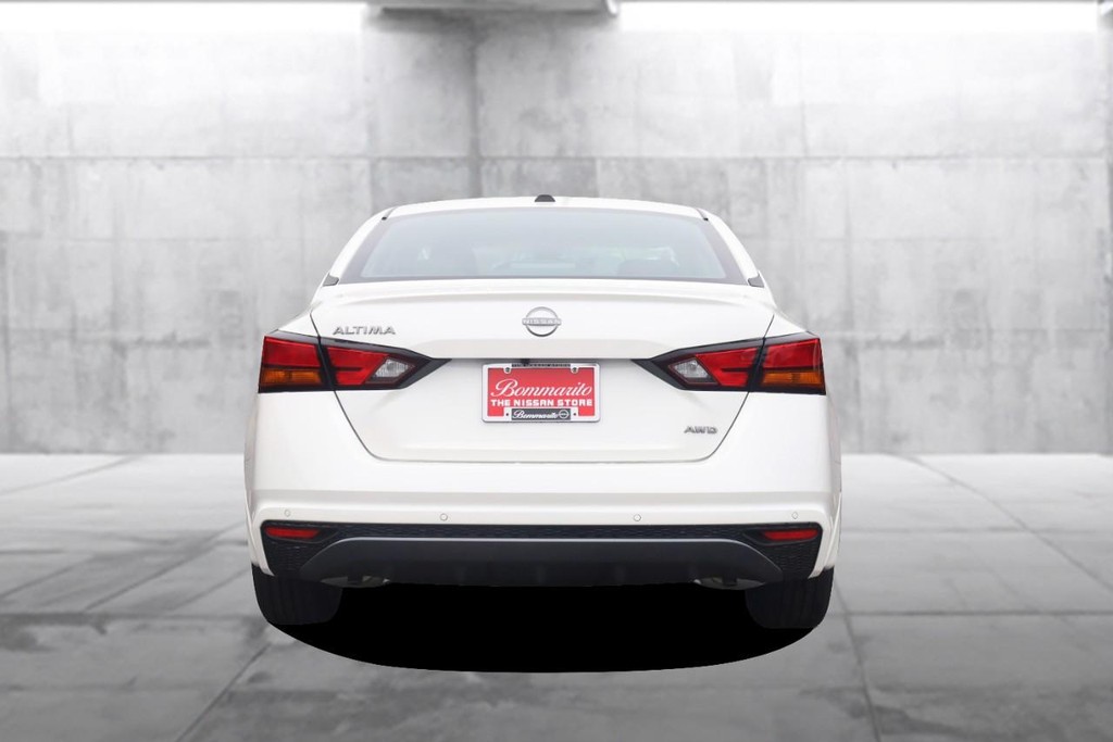 Nissan Altima Vehicle Full-screen Gallery Image 6
