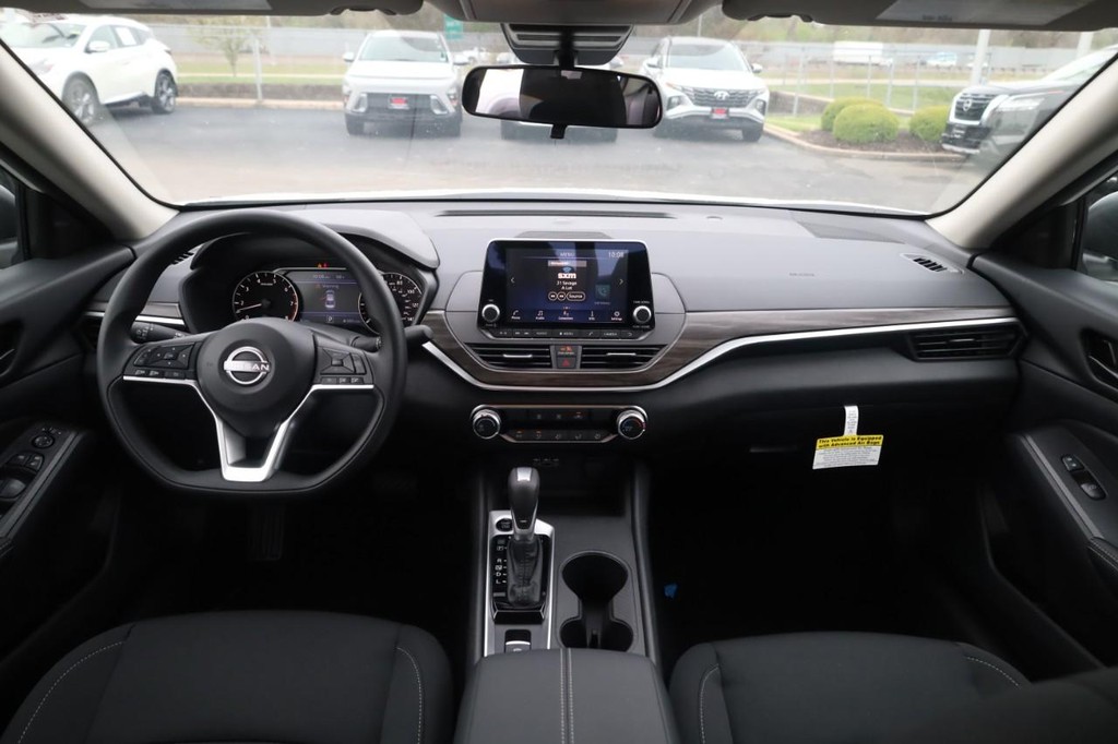 Nissan Altima Vehicle Full-screen Gallery Image 7