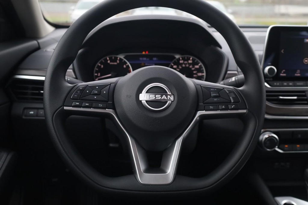 Nissan Altima Vehicle Full-screen Gallery Image 8