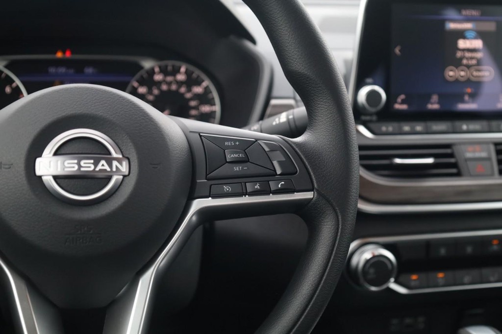 Nissan Altima Vehicle Full-screen Gallery Image 9