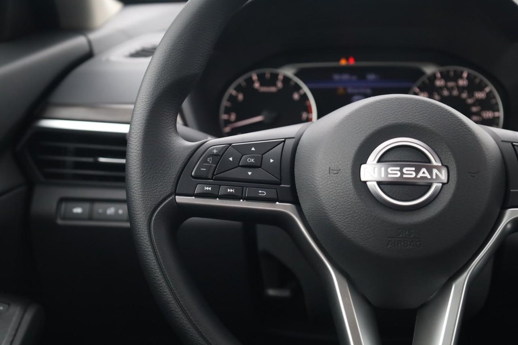 Nissan Altima Vehicle Full-screen Gallery Image 10