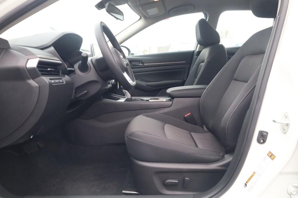 Nissan Altima Vehicle Full-screen Gallery Image 11