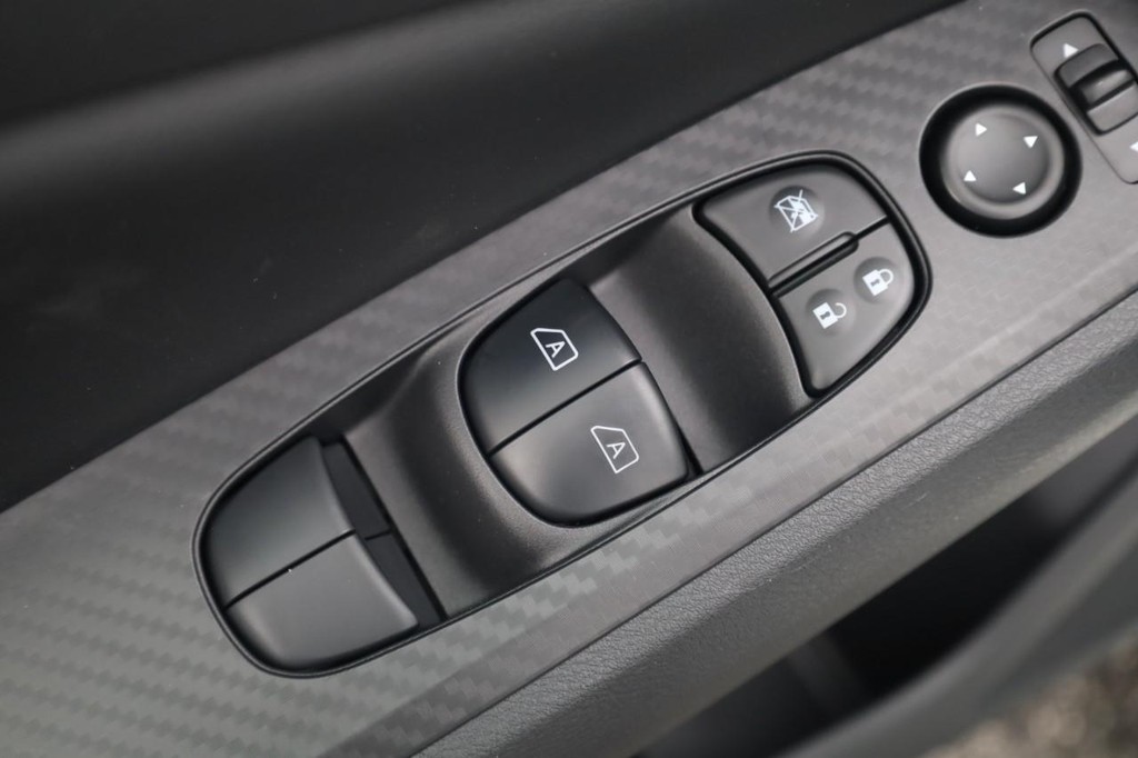 Nissan Altima Vehicle Full-screen Gallery Image 12