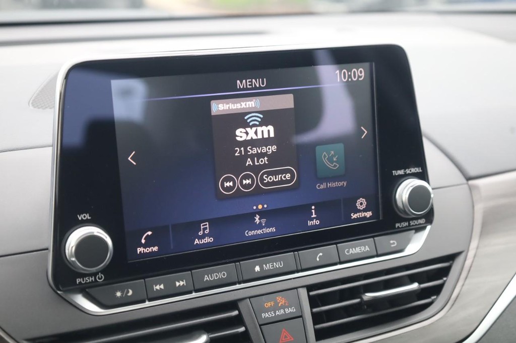 Nissan Altima Vehicle Full-screen Gallery Image 15