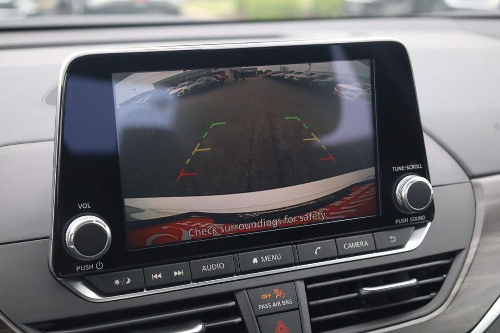 Nissan Altima Vehicle Full-screen Gallery Image 16