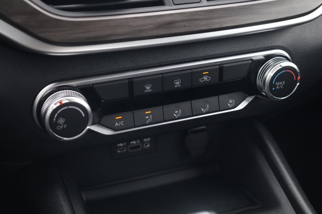 Nissan Altima Vehicle Full-screen Gallery Image 17
